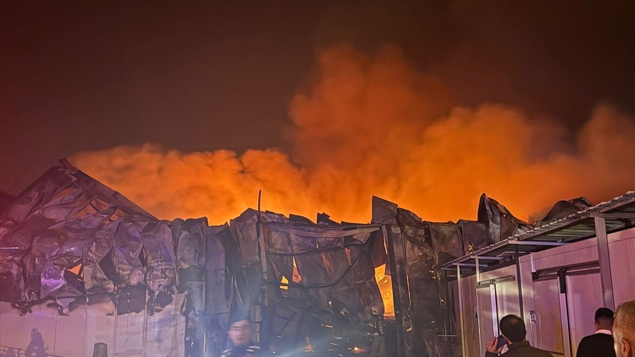 Bursa'da Gıda Deposunda Yangın Söndürme Çalışmaları Devam Ediyor