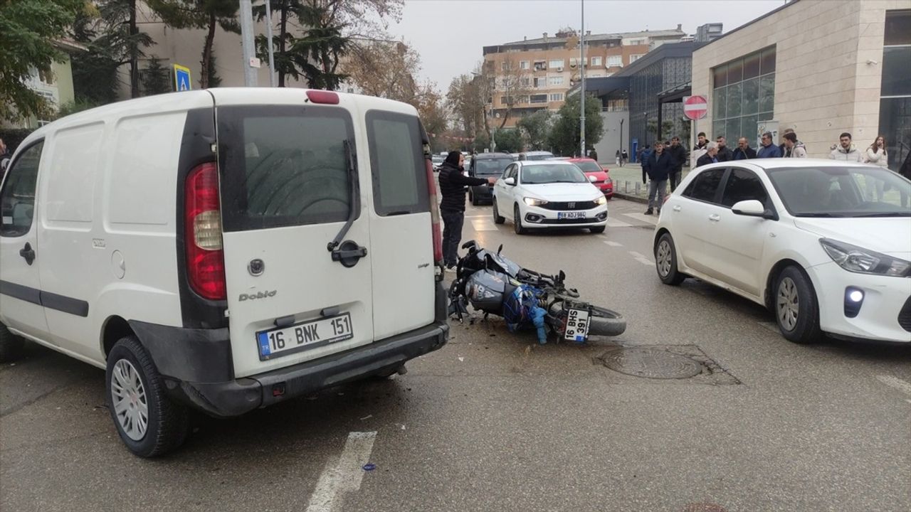 Bursa'da Hafif Ticari Araçla Motosiklet Çarpıştı