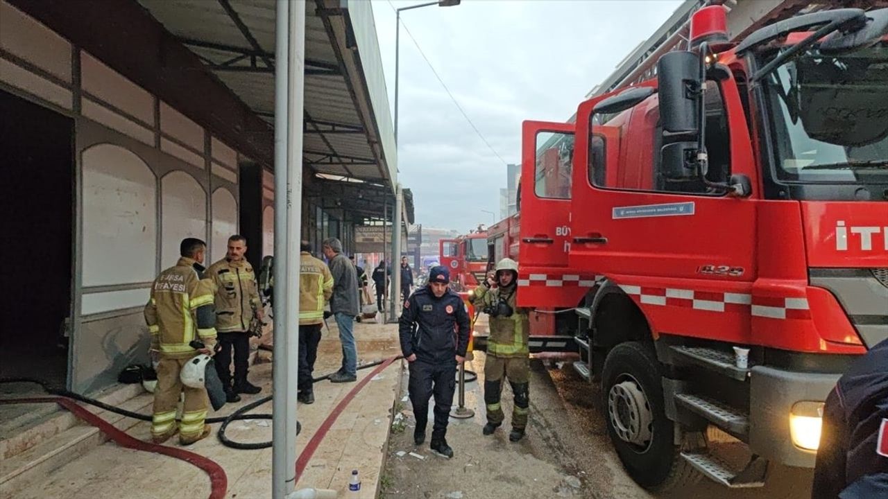 Bursa'daki Mobilya İmalathanesinde Yangın Çıktı