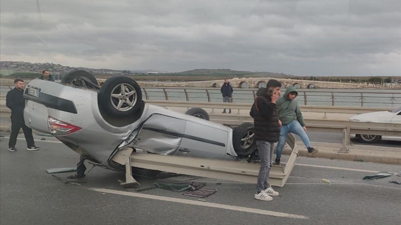 Büyükçekmece'de Trafik Kazası: Otomobil Bariyere Saplandı