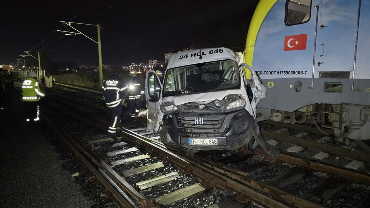 Çerkezköy'de Tren Servis Minibüsüne Çarptı, 4 Yaralı