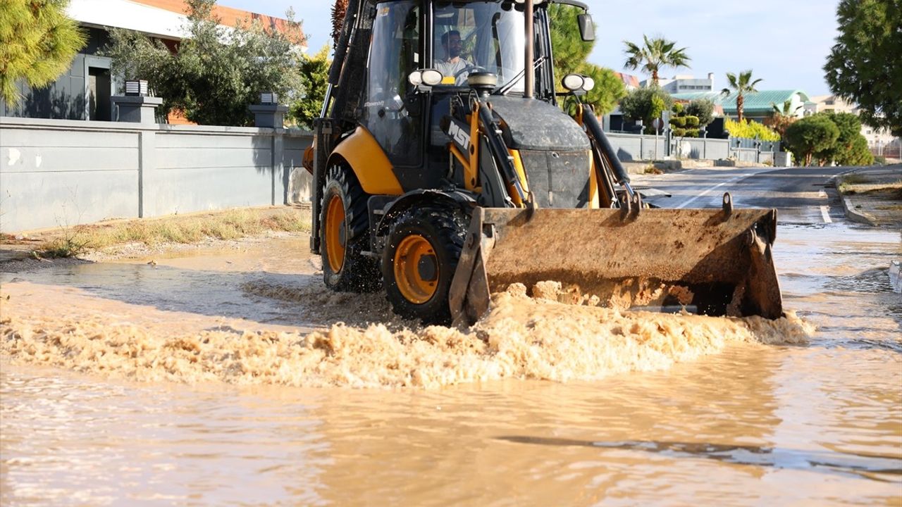 Çeşme'de Sağanak Yağmur Hayatı Olumsuz Etkiliyor