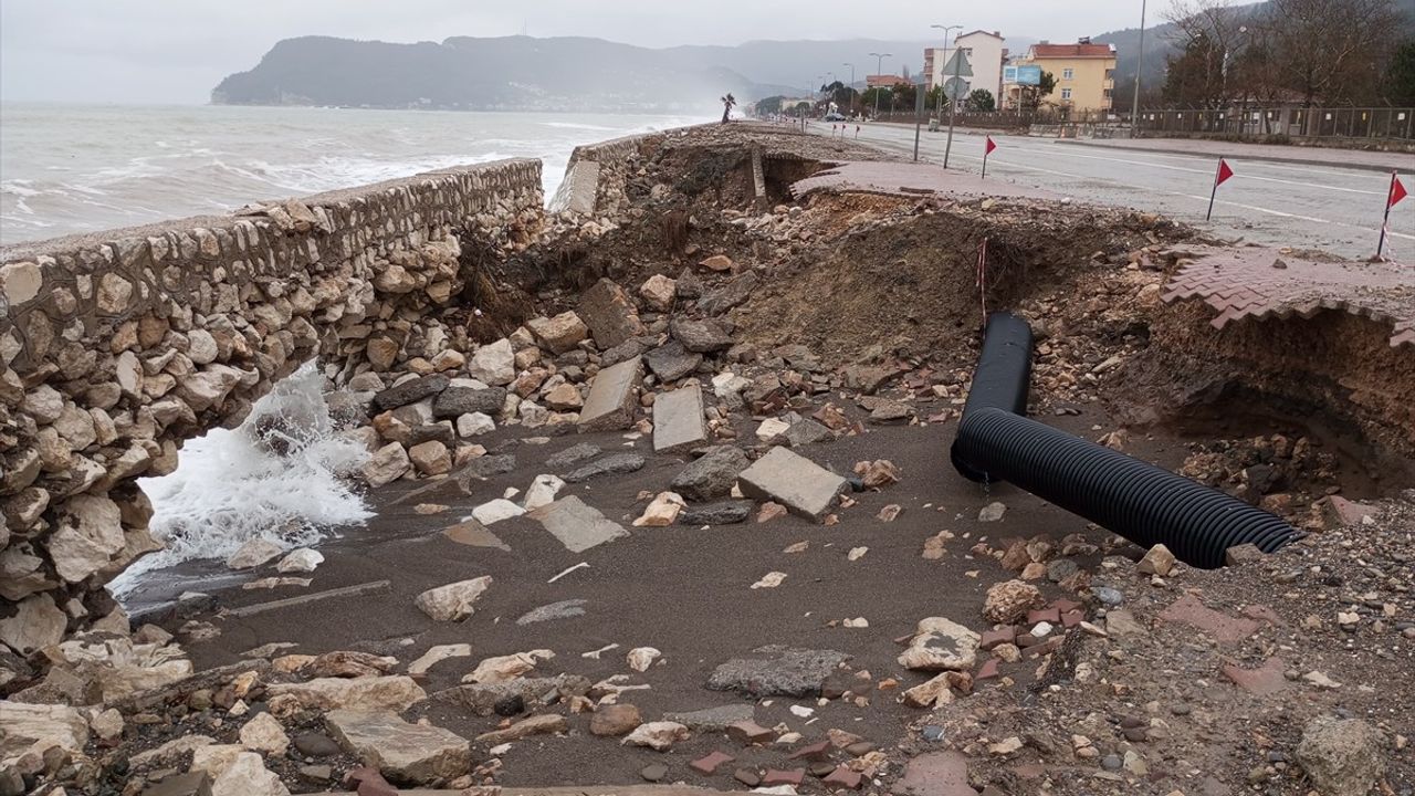 Cide'de Fırtına Dalgalara Neden Oldu