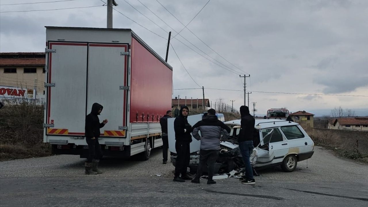 Çorum'da Trafik Kazası: Kamyon ile Çarpışan Otomobilde Yaralılar Var