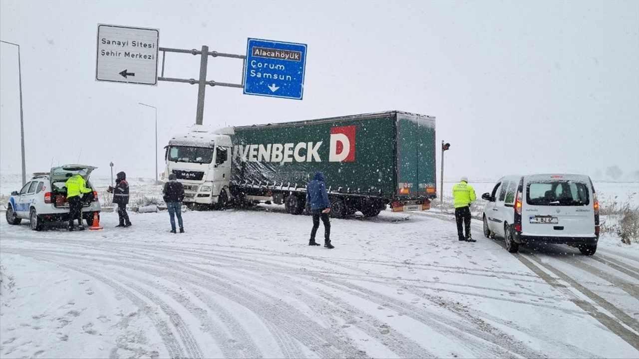 Çorum-Yozgat Kara Yolunda Tır Kazası: 2 Saat Ulaşım Kapalı Kaldı