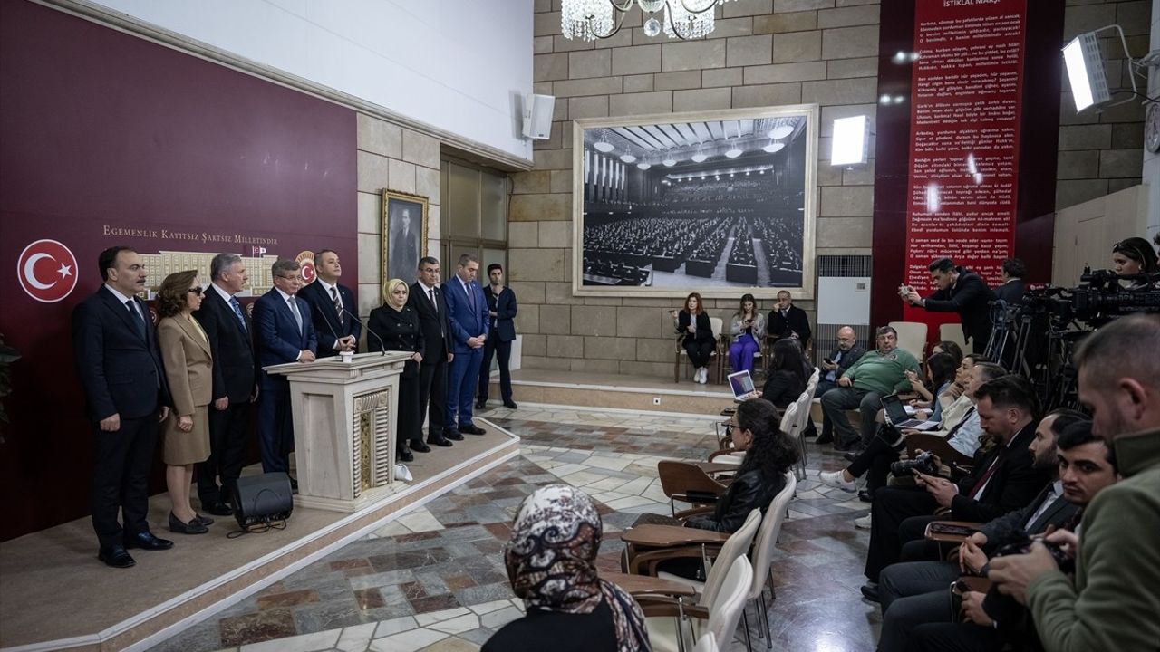 Davutoğlu: Suriye'nin İstikrarı İçin Türkiye'nin Birlikte Hareket Etmesi Gerekiyor