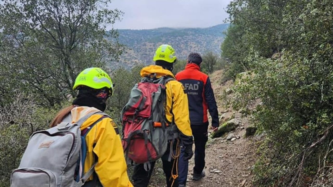 Denizli'de Kayalıklarda Mahsur Kalan Keçi Kurtarıldı