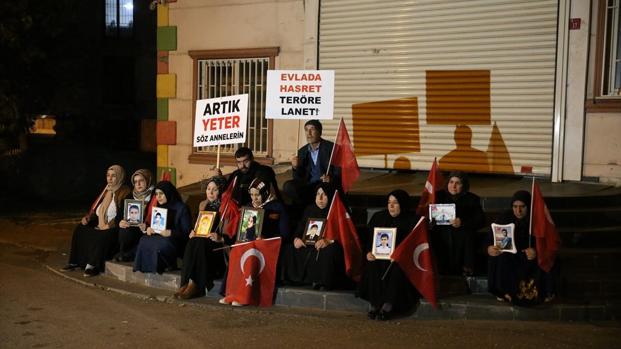 Diyarbakır Anneleri Gece Nöbetine Devam Ediyor