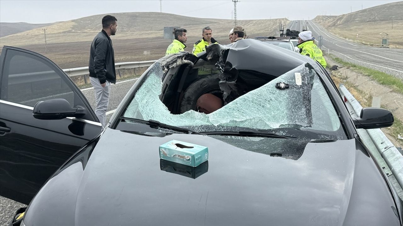 Diyarbakır'da Feci Kaza: Lastik Yolcuya Hayatını Kaybettirdi