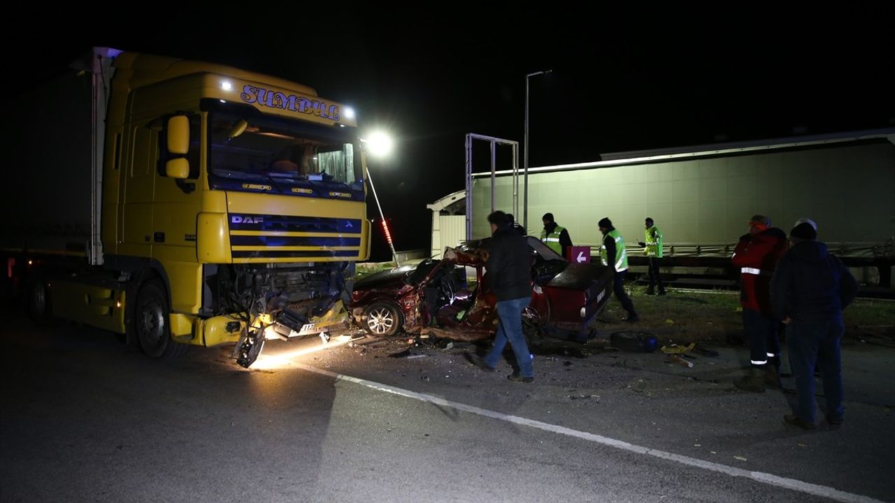 Edirne'de Tır ve Otomobil Çarpıştı: Sürücü Ağır Yaralı