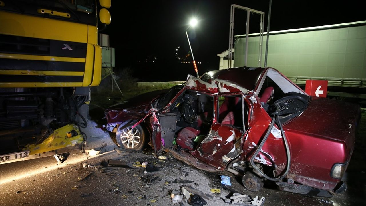 Edirne'de Tırla Çarpışan Otomobilin Sürücüsü Hayatını Kaybetti