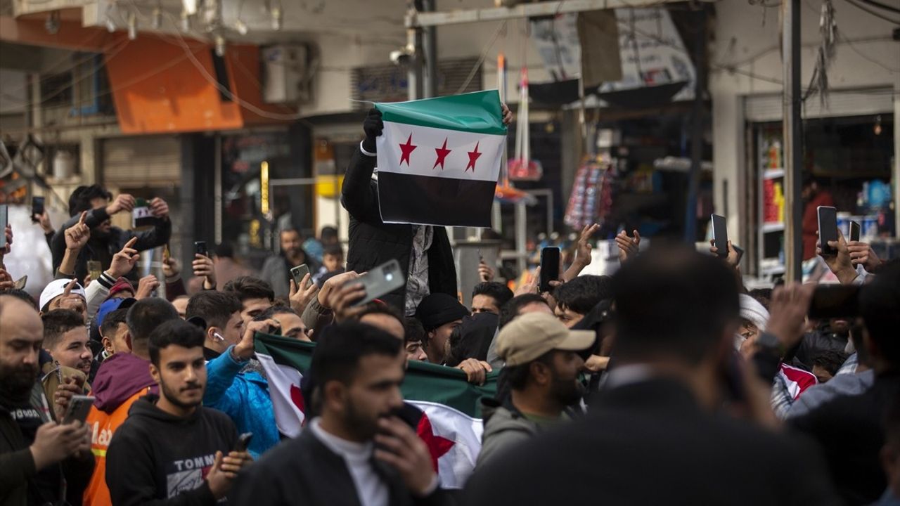 Erbil'deki Suriyeliler, Esed Rejiminin Çöküşünü Coşkuyla Kutladı