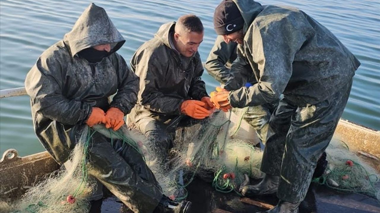 Erçek Gölü'nde Kış Balıkçılığı Devam Ediyor
