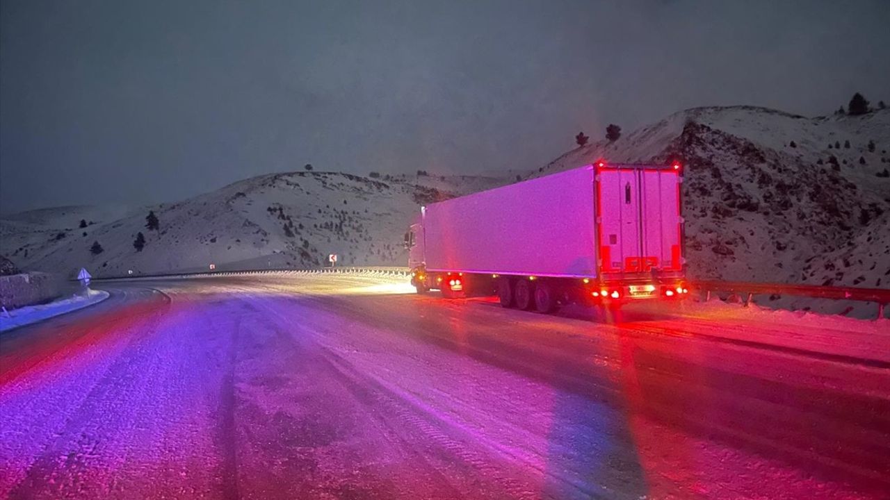 Erzincan'da Kar ve Tipi Nedeniyle Ulaşım Zorlaştı