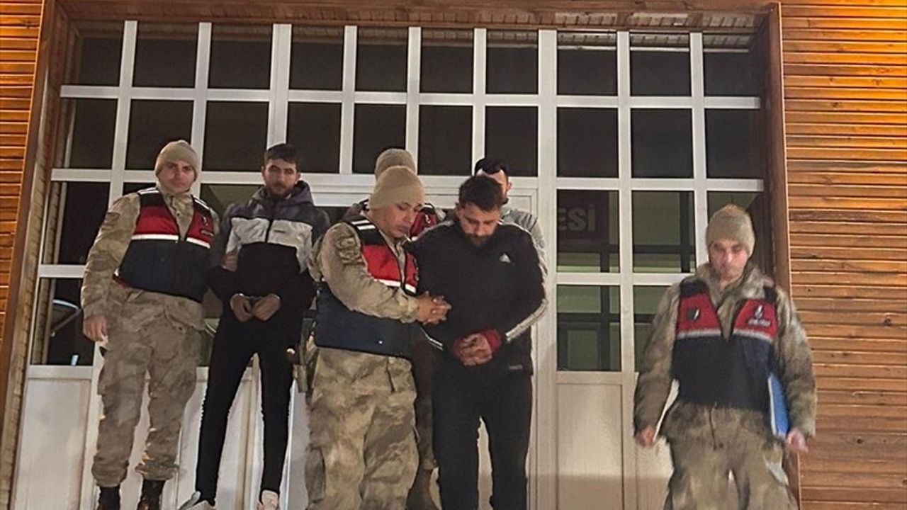 Erzurum'da Sosyal Medya Paylaşımından Yakalanan İnsan Kaçakçıları Tutuklandı