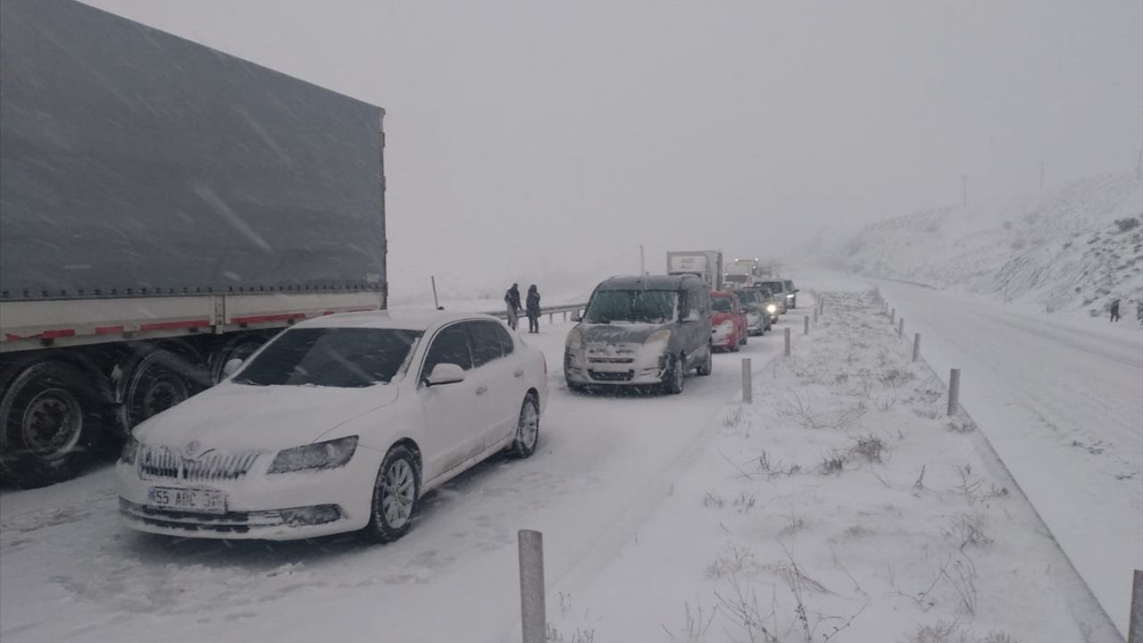 Erzurum ve Ardahan Beyaz Gelinliği Giydi