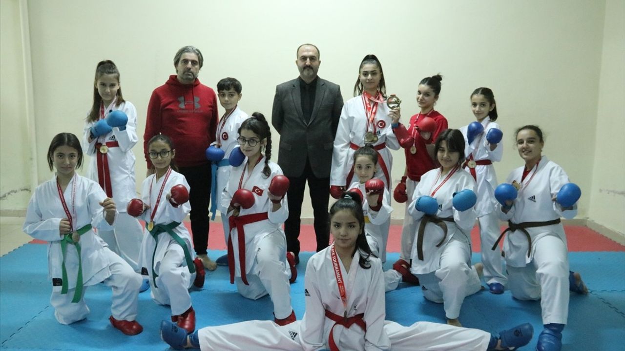 Ezel Ecrin Eren, Boğaziçi Karate Turnuvası'nda Altın Madalya Kazandı