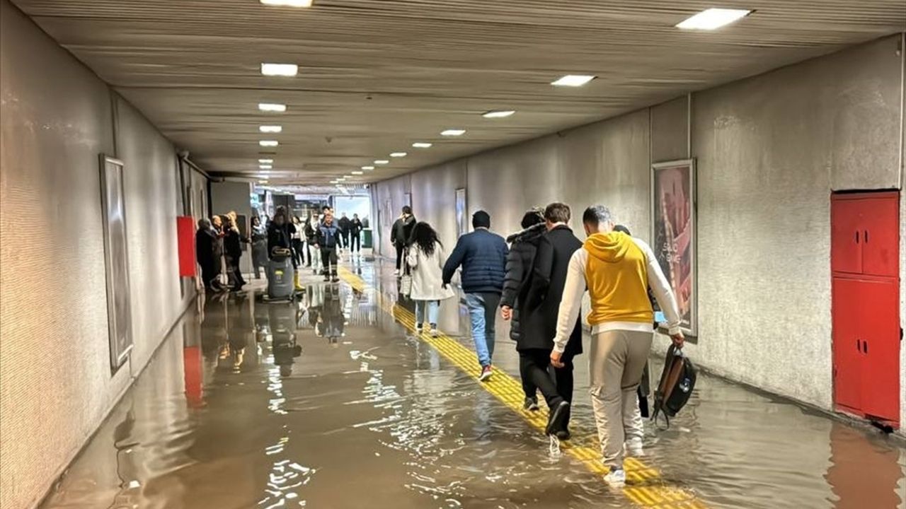 Fatih'te Metro Alt Geçidini Su Bastı