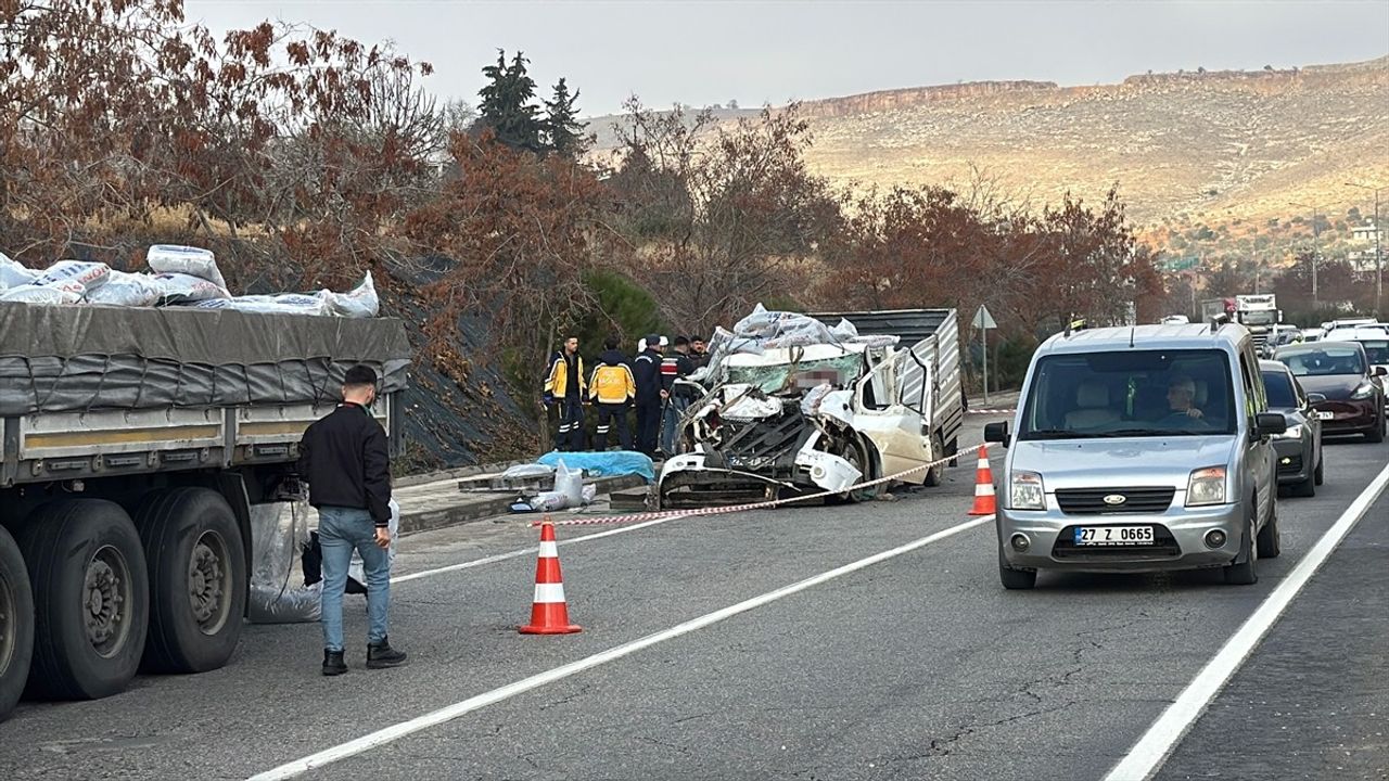 Gaziantep'te Trafik Kazası: Genç Sürücü Hayatını Kaybetti