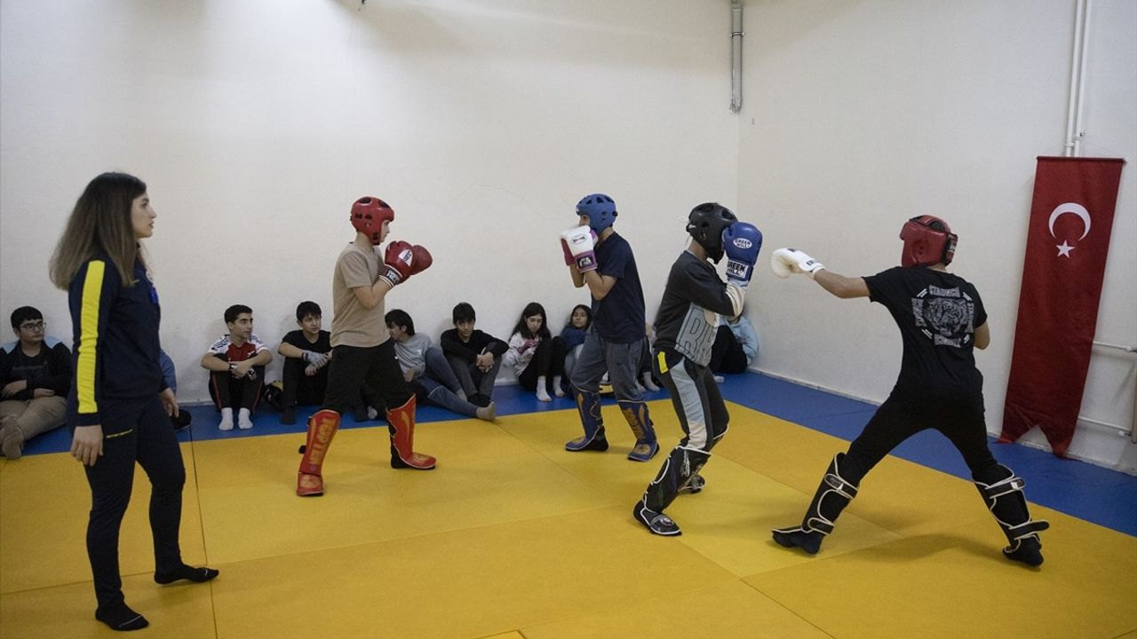 Genç Kick Boks Şampiyonu Erivan Barut'un Öğrencilerine Spor Farkındalığı Kazandırma Mücadelesi