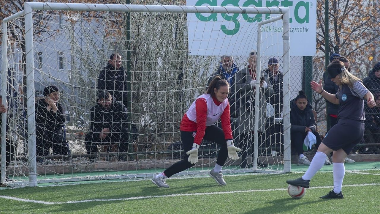 Gözleri Bağlı Kadın Futbolcular Farkındalık Maçında Buluştu