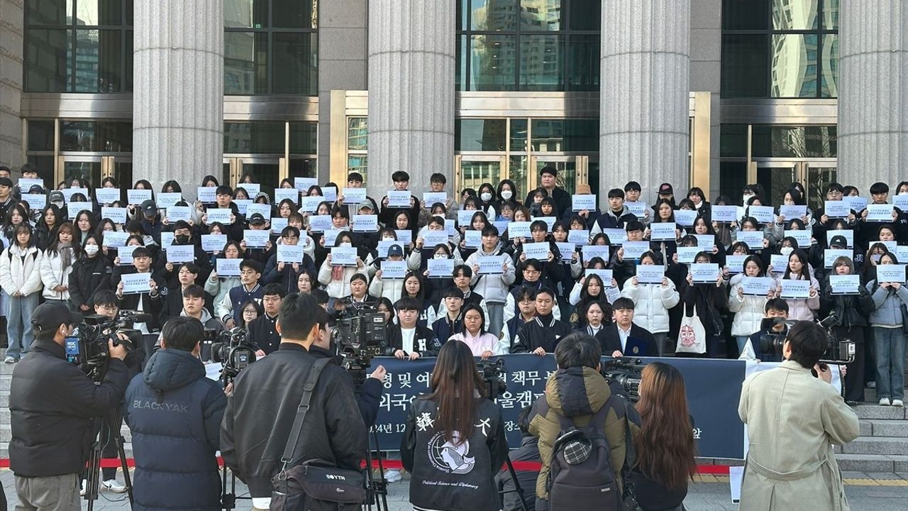 Güney Kore'de Üniversite Öğrencileri Yoon Suk Yeol'a İstifa Çağrısı Yapıyor