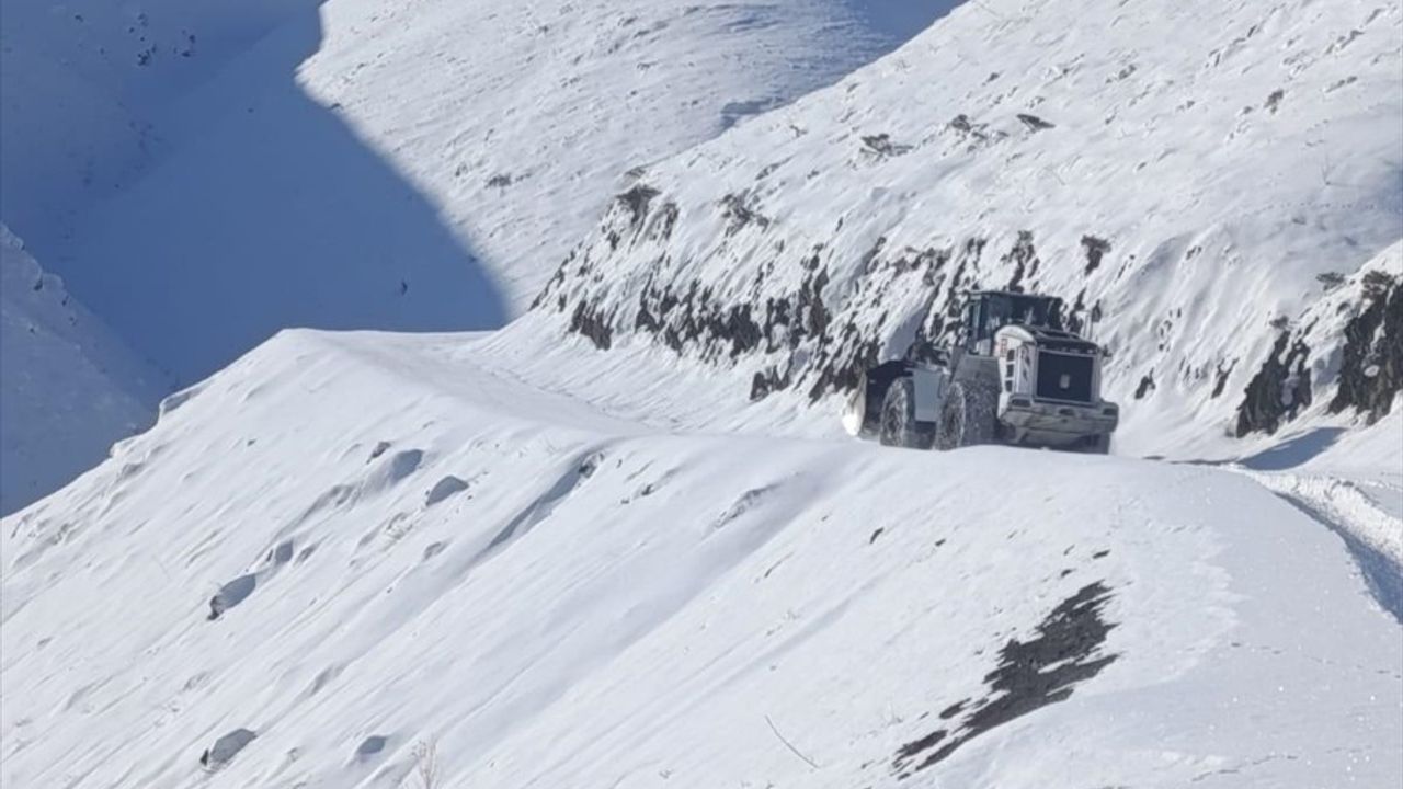 Hakkari'de Karla Mücadele Çalışmaları Devam Ediyor