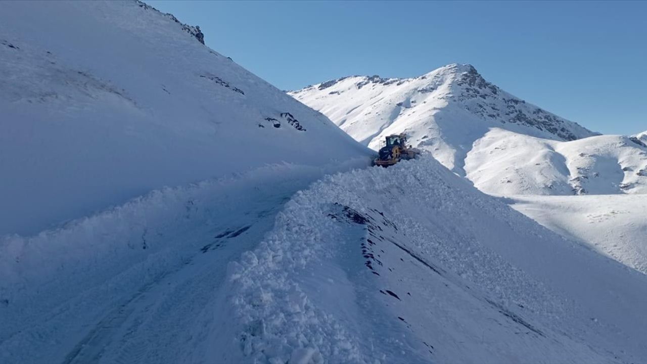 Hakkari'deki Fidan Tepe Üs Bölgesi'ne Açılan Yol