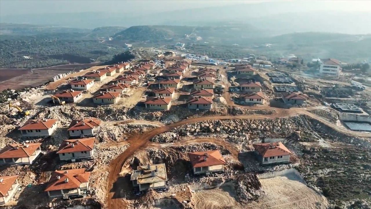 Hatay Altınözü'nde Kırsal Afet Konutları İnşaatı Devam Ediyor