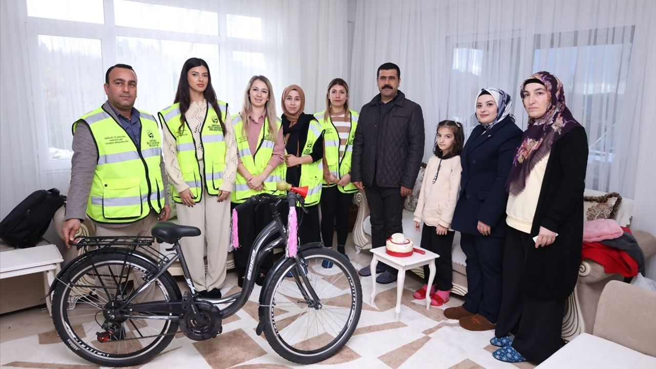 Hatay'da Depremzede Çocuğa Sürpriz Doğum Günü Kutlaması