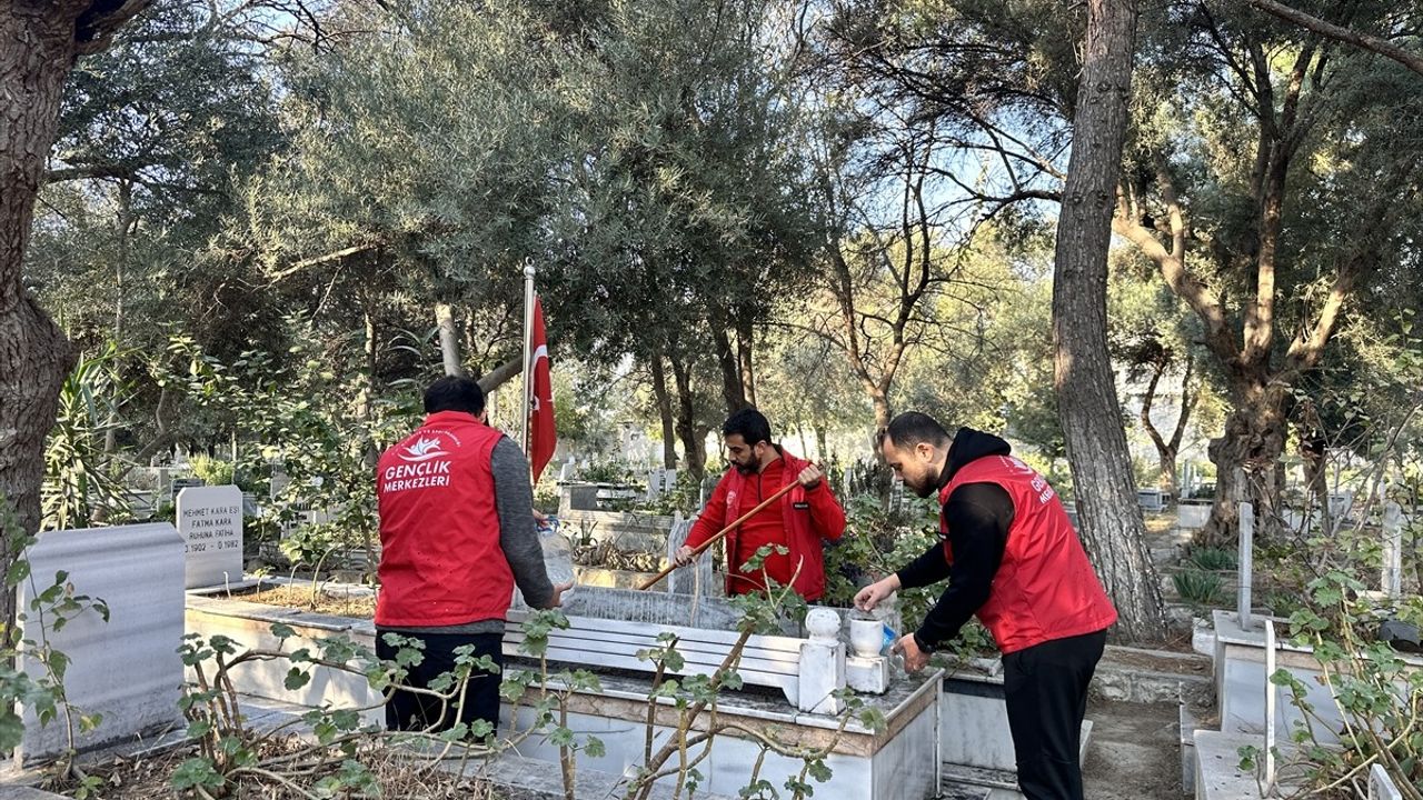 Hatay'da Gönüllü Gençler Mezarlık Temizliği Gerçekleştirdi