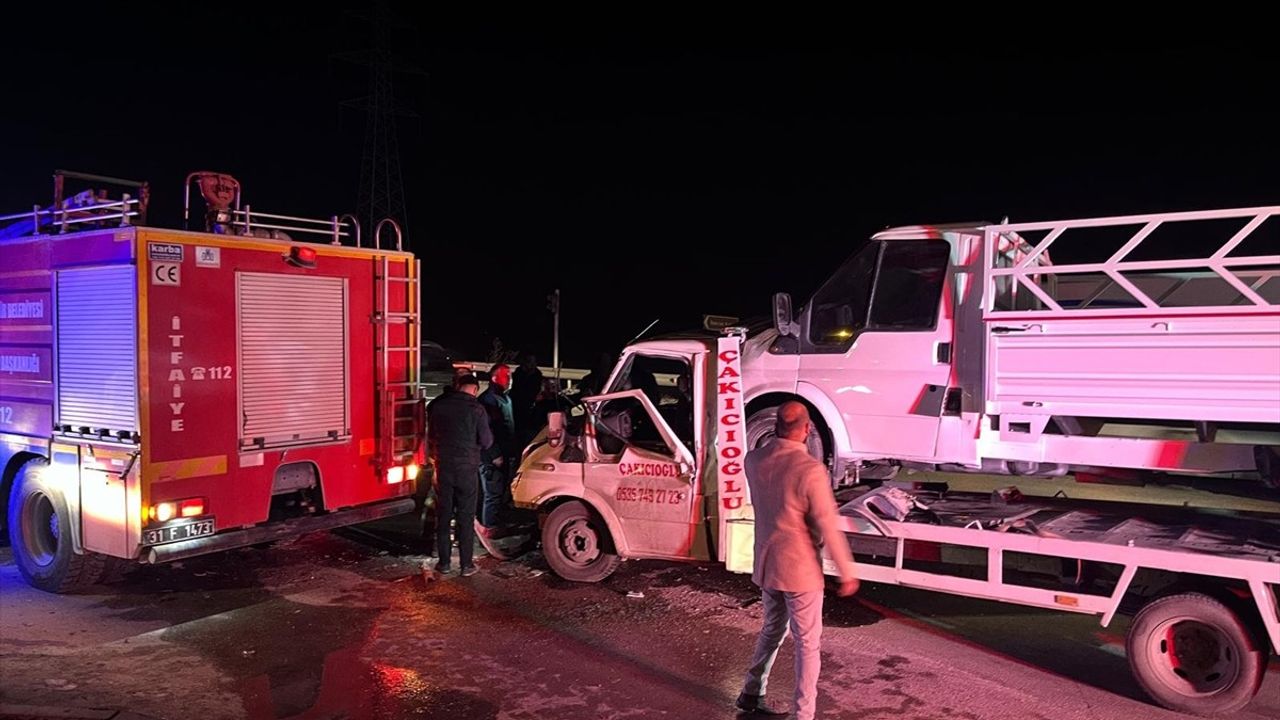 Hatay'da Kamyonla Çekici Çarpıştı, İki Yaralı