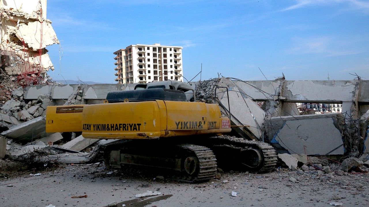 Hatay'da Yıkım Sırasında Bina İş Makinesinin Üzerine Devrildi