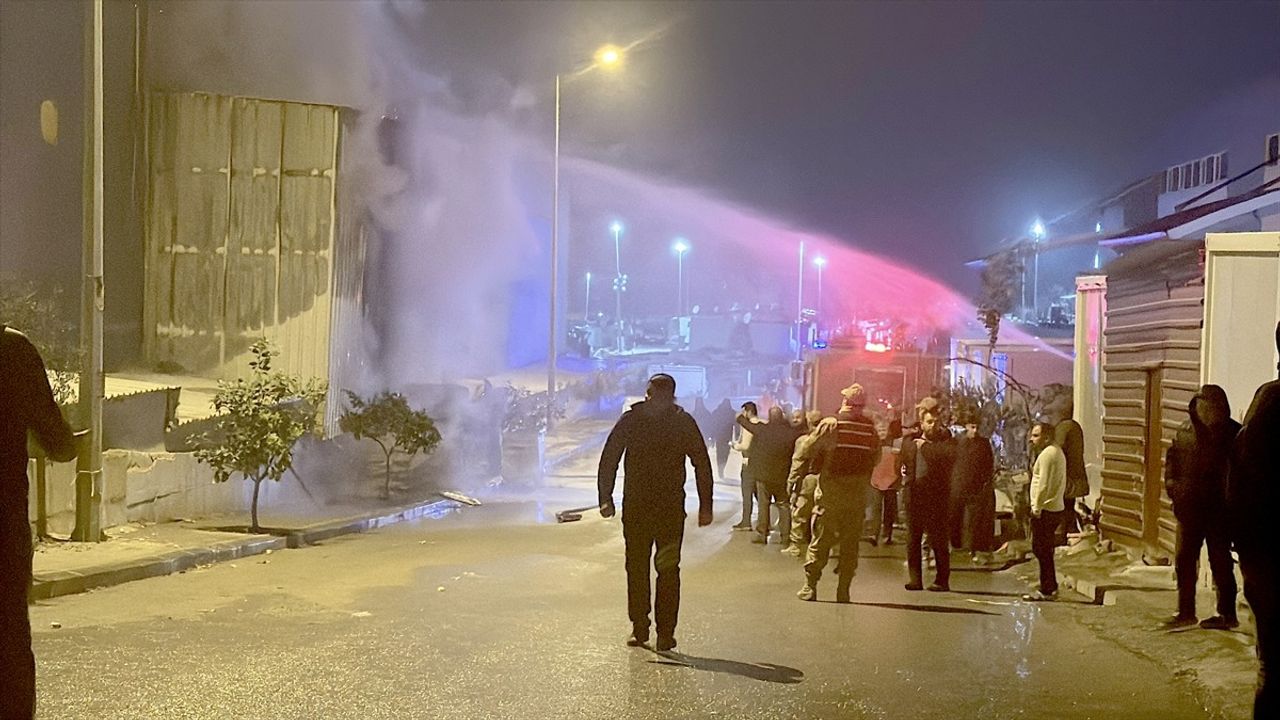 Hatay'daki Mobilya Fabrikasında Yangın Kontrol Altına Alındı