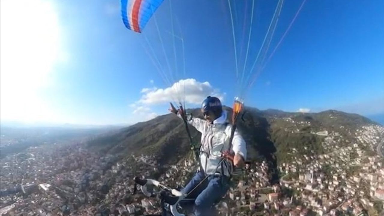 Havada Bisiklet Süren Yamaç Paraşütü Pilotunun Heyecanı