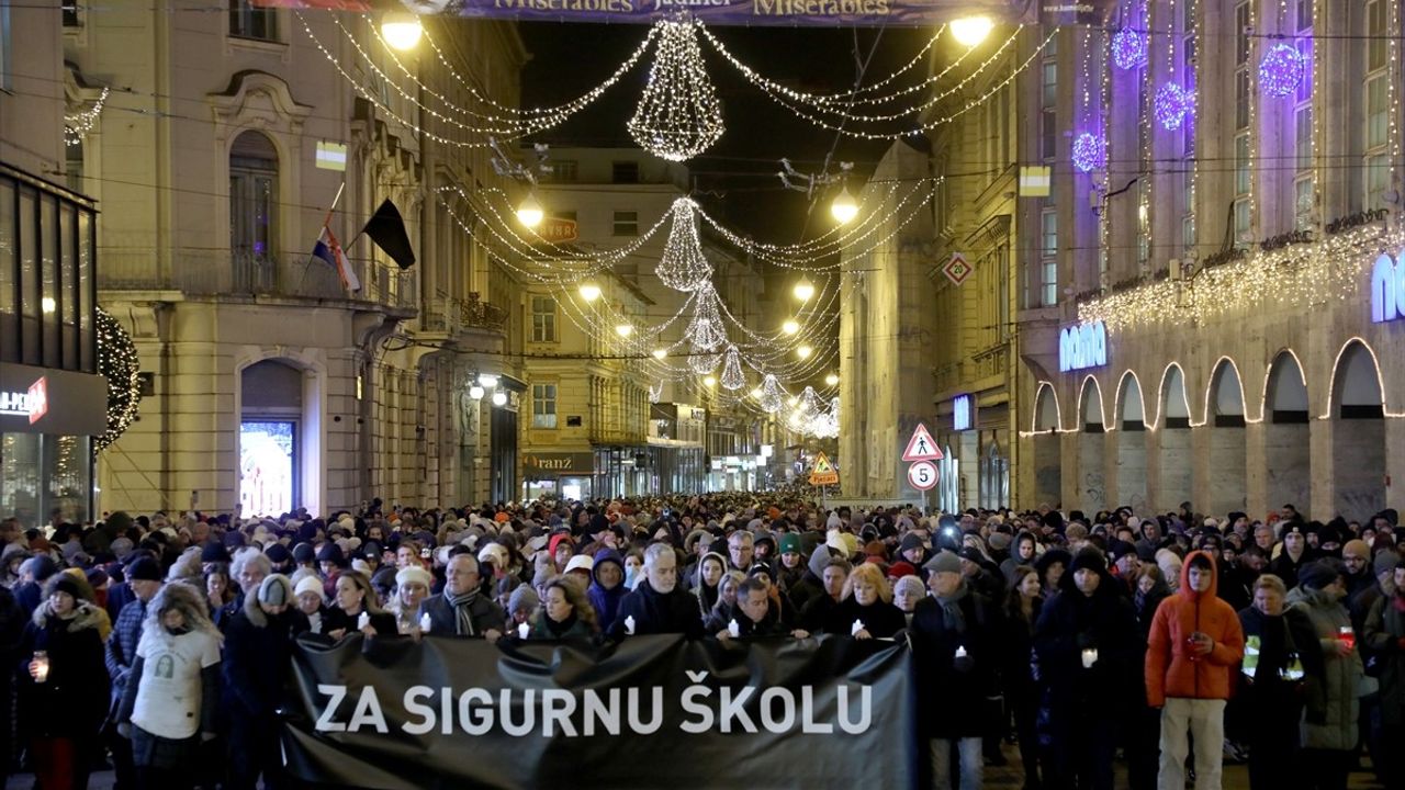 Hırvatistan'da Öğretmenler 'Güvenli Okul' İçin Sokaklarda