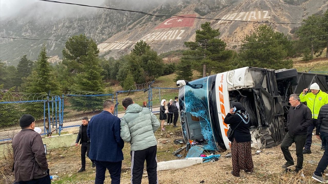 Isparta'da Yolcu Otobüsü Kazası: 1 Ölü, 18 Yaralı