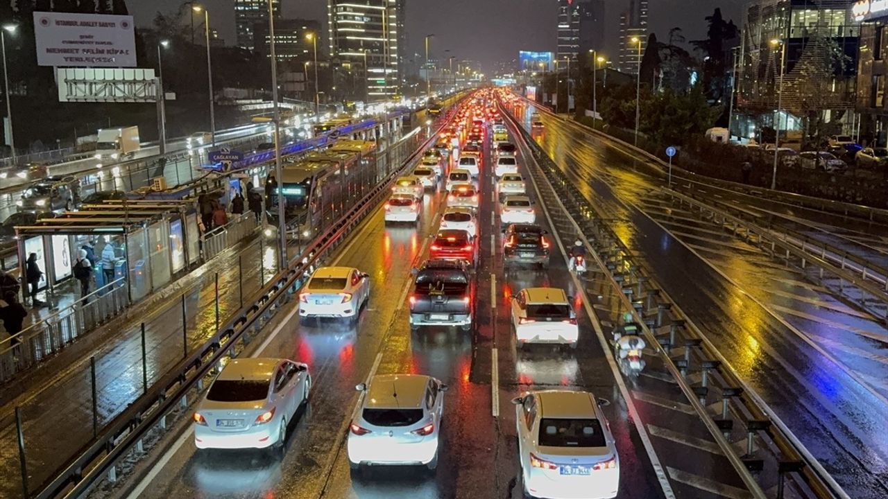 İstanbul'da Akşam Trafik Yoğunluğu Zirveye Ulaştı