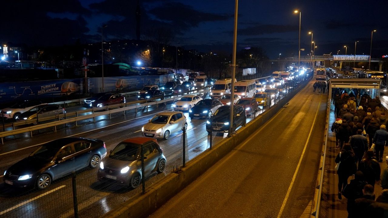 İstanbul'da Trafik Yoğunluğu Artış Kaydediyor