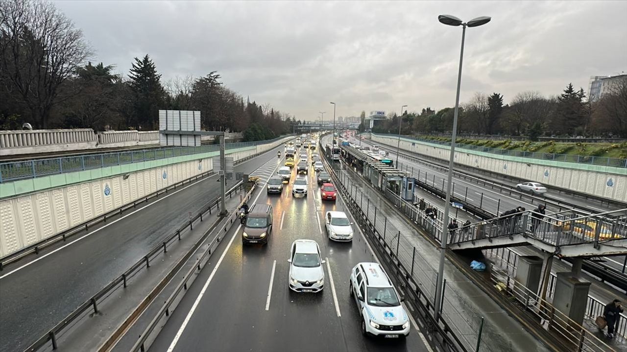 İstanbul'da Yağış Nedeniyle Trafik Yoğunluğu Artıyor