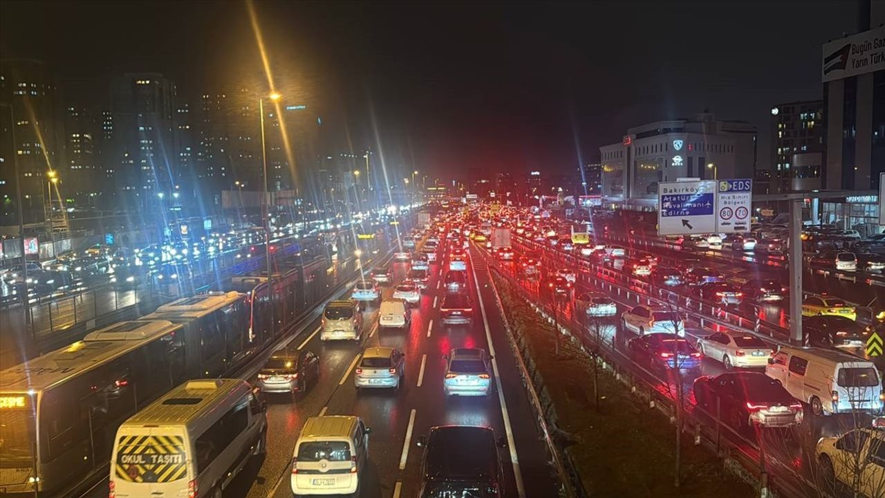 İstanbul'da Yağış Sonrası Trafik Yoğunluğu %89'a Yükseldi