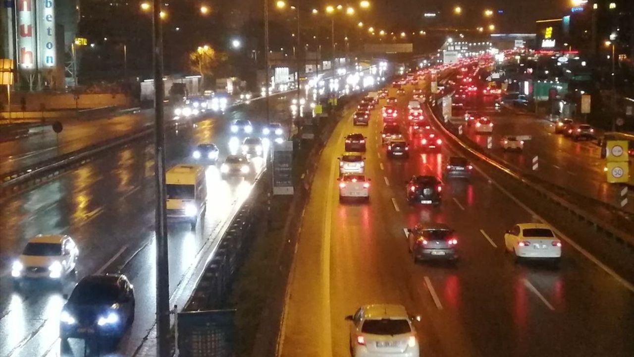 İstanbul'daki Yağışlar Trafiği Olumsuz Etkiliyor