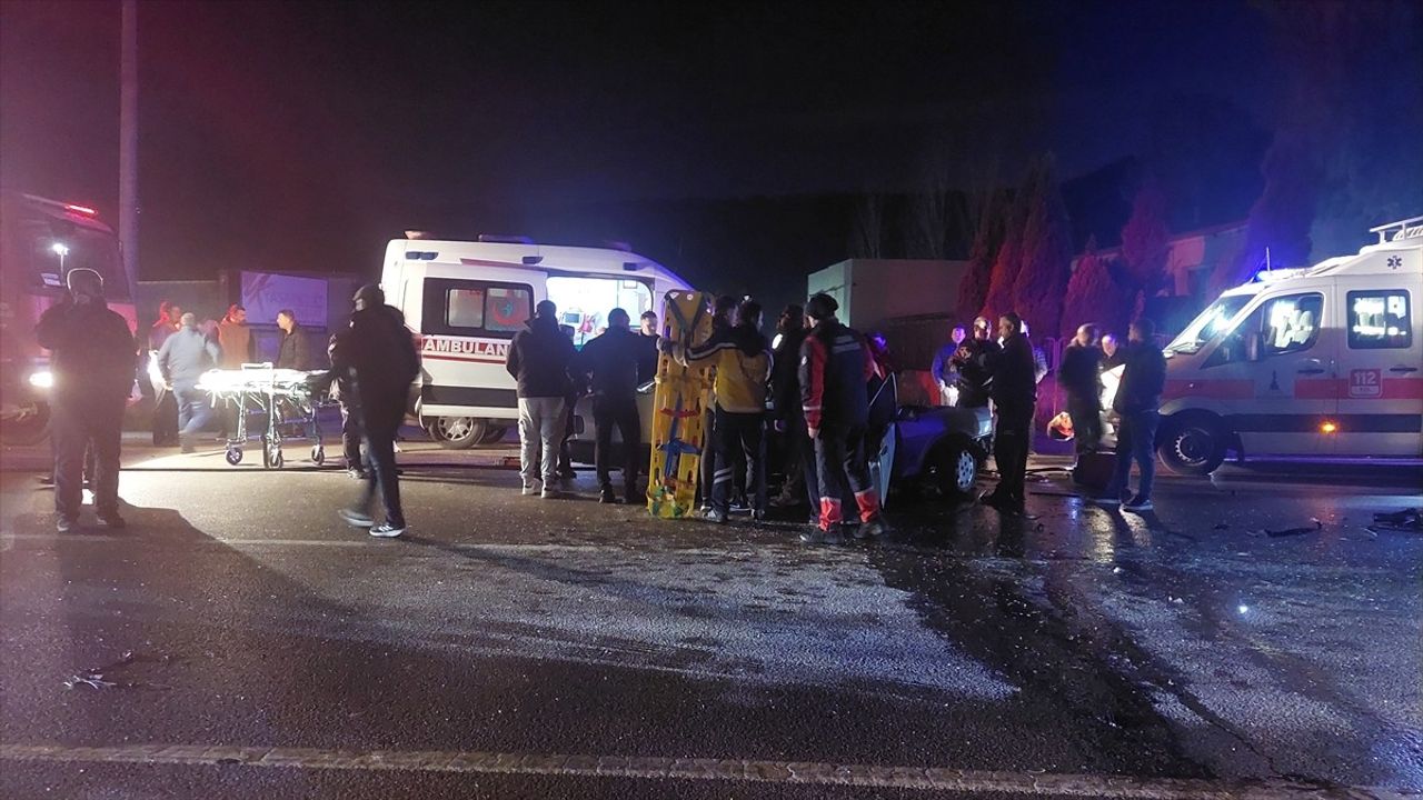 İzmir'de Kaza: Genç Sürücü Hayatını Kaybetti