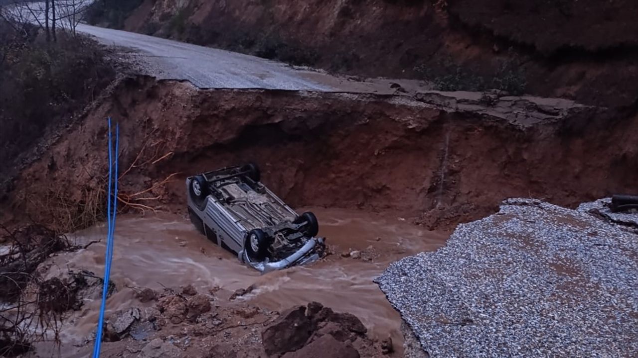 İzmir'de Toprak Kayması Sonucu Yol Çöktü