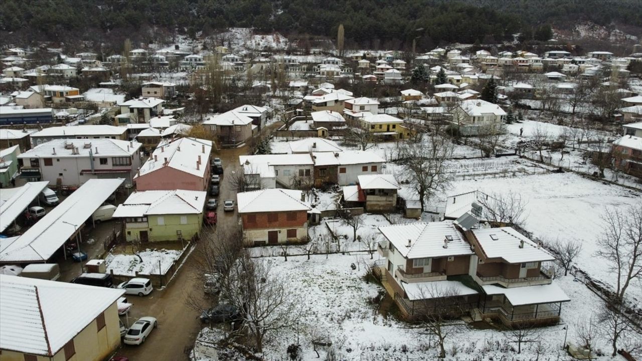 İzmir'in Turizm Cennetleri Bozdağ ve Gölcük Karla Kaplandı