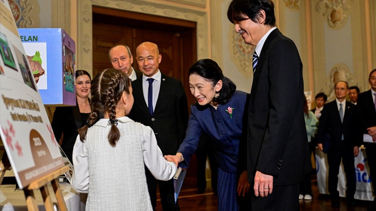 Japonya Veliaht Prensi ve Prensesi İstanbul'da Öğrencilerle Buluştu