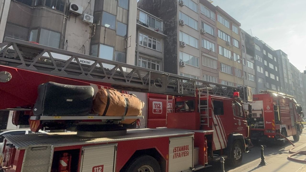 Kadıköy'de 6 Katlı Apartmanda Yangın Kontrol Altına Alındı
