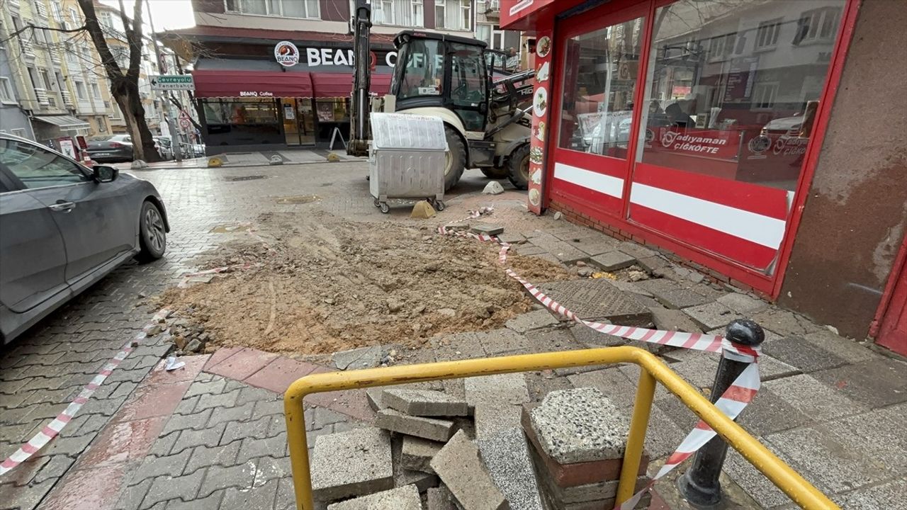 Kadıköy'deki Ana Su Şebekesi Patladı, Çalışmalar Tamamlandı