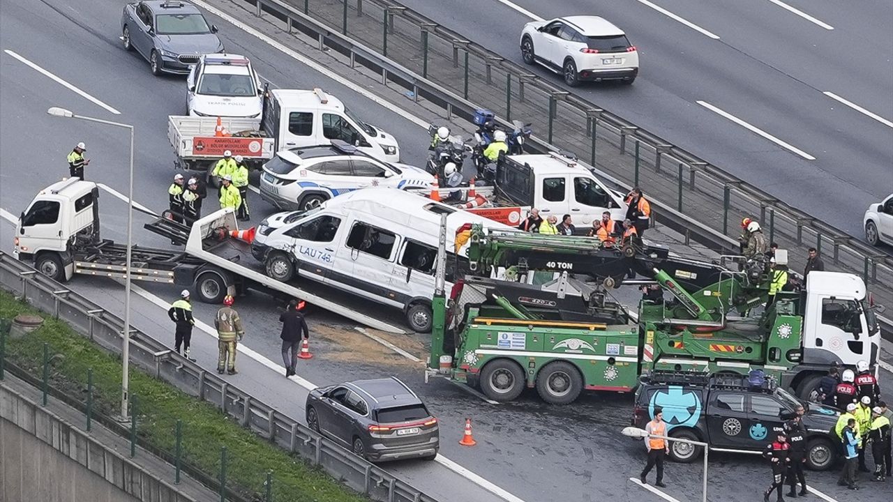 Kağıthane'de Okul Servisi Trafik Kazası