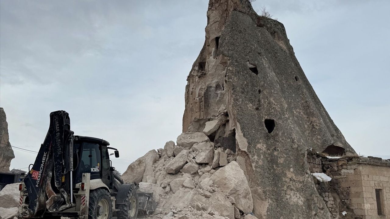 Kapadokya'da Peribacasındaki Çökme Anı Güvenlik Kamerasında Kaydedildi